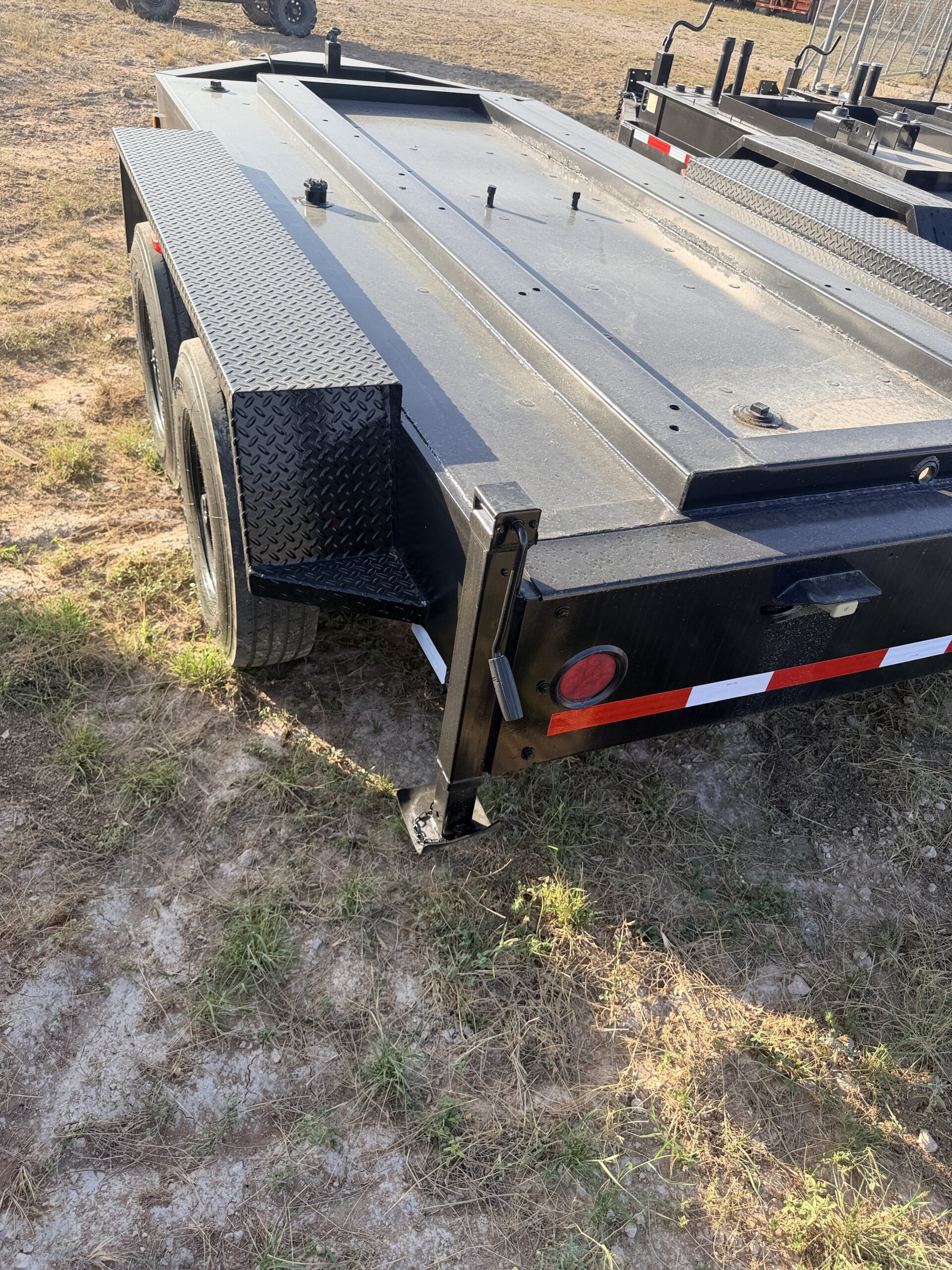 Trailer with Built in 500 Gal Fuel Cell - Image 8